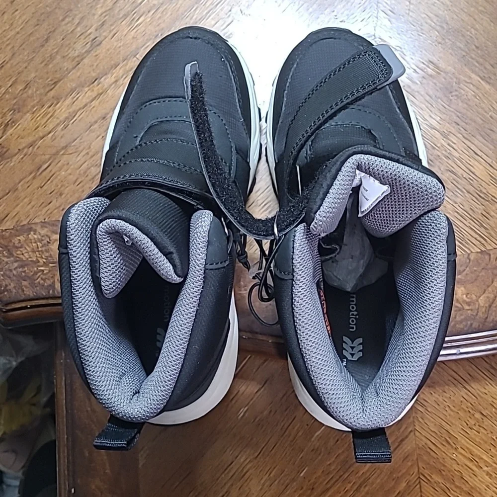 New with tags! All in Motion Boys Size 1 waterproof winter boots jetblack velcro